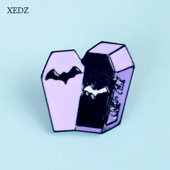XEDZ 2021 Новый Мультфильм Фиолетовый Гроб Летучей Мыши Эмалевая Брошь-Подвеска Хэллоуин Ужас Смерть Животного Пользовательский Значок Ювелирные Изделия Подарок